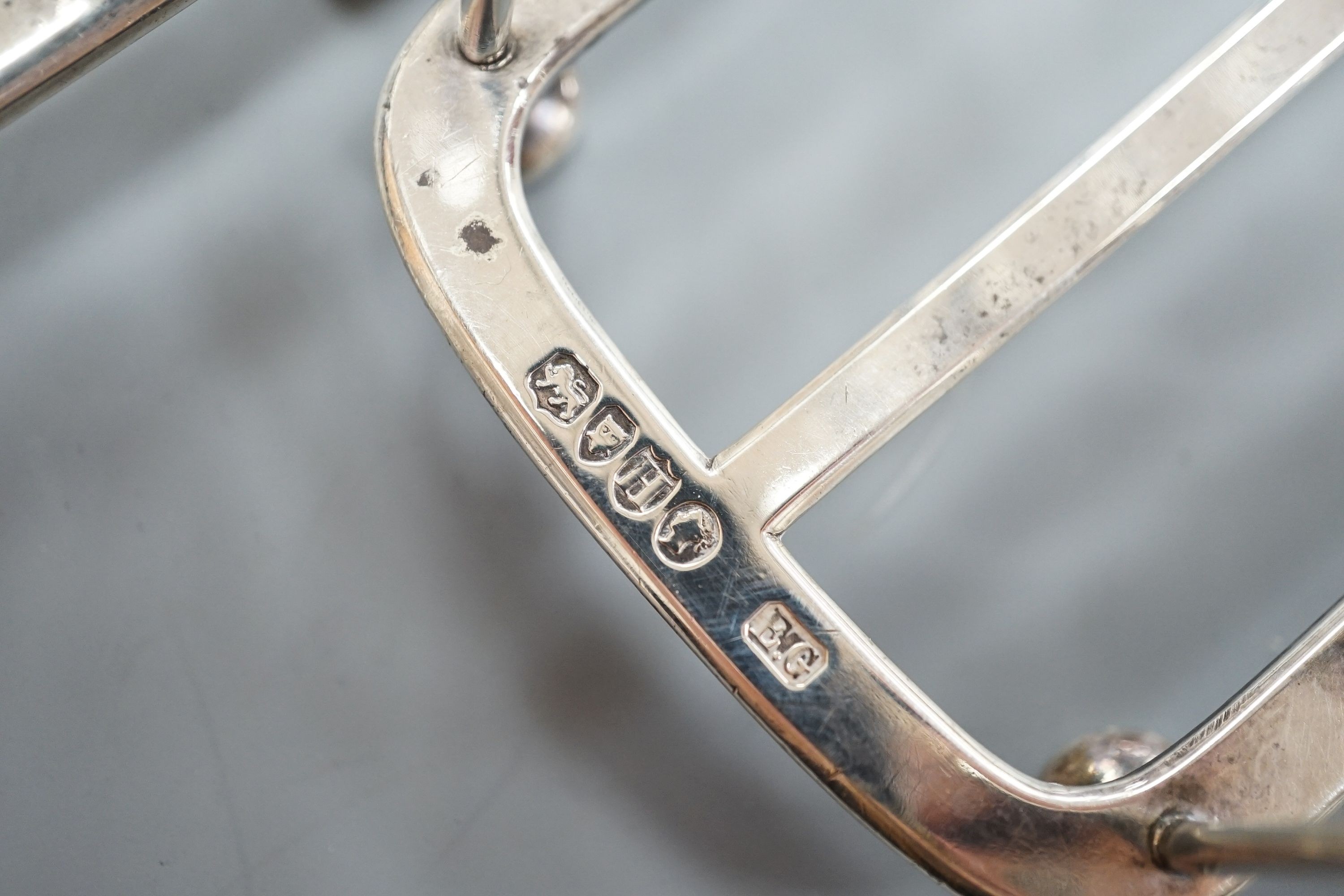 A Victorian silver five bar toastrack, London, 1883, 87mm and a later silver seven bar toastrack, 10oz.